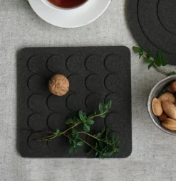 Dots vierkante pannenonderzetter 20x20 cm, Zwart