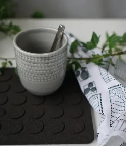 Dots vierkante pannenonderzetter 20x20 cm, Zwart