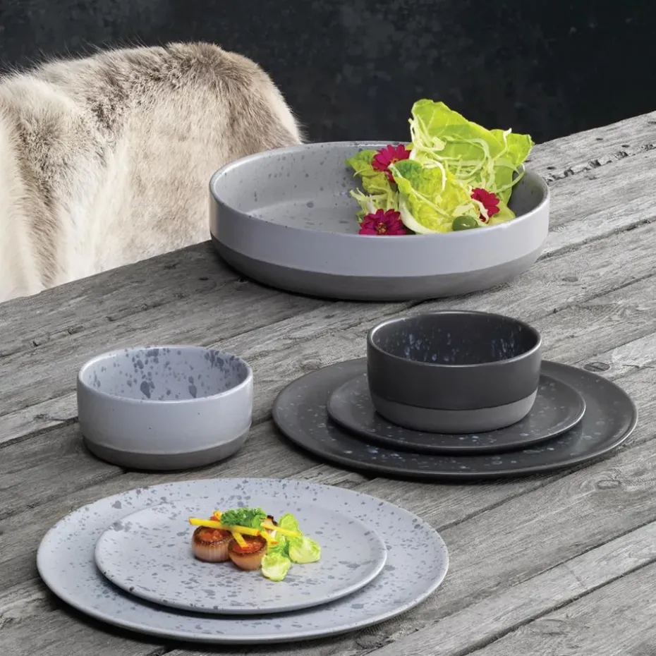 Raw bord Ø28 cm., grijs met stippen