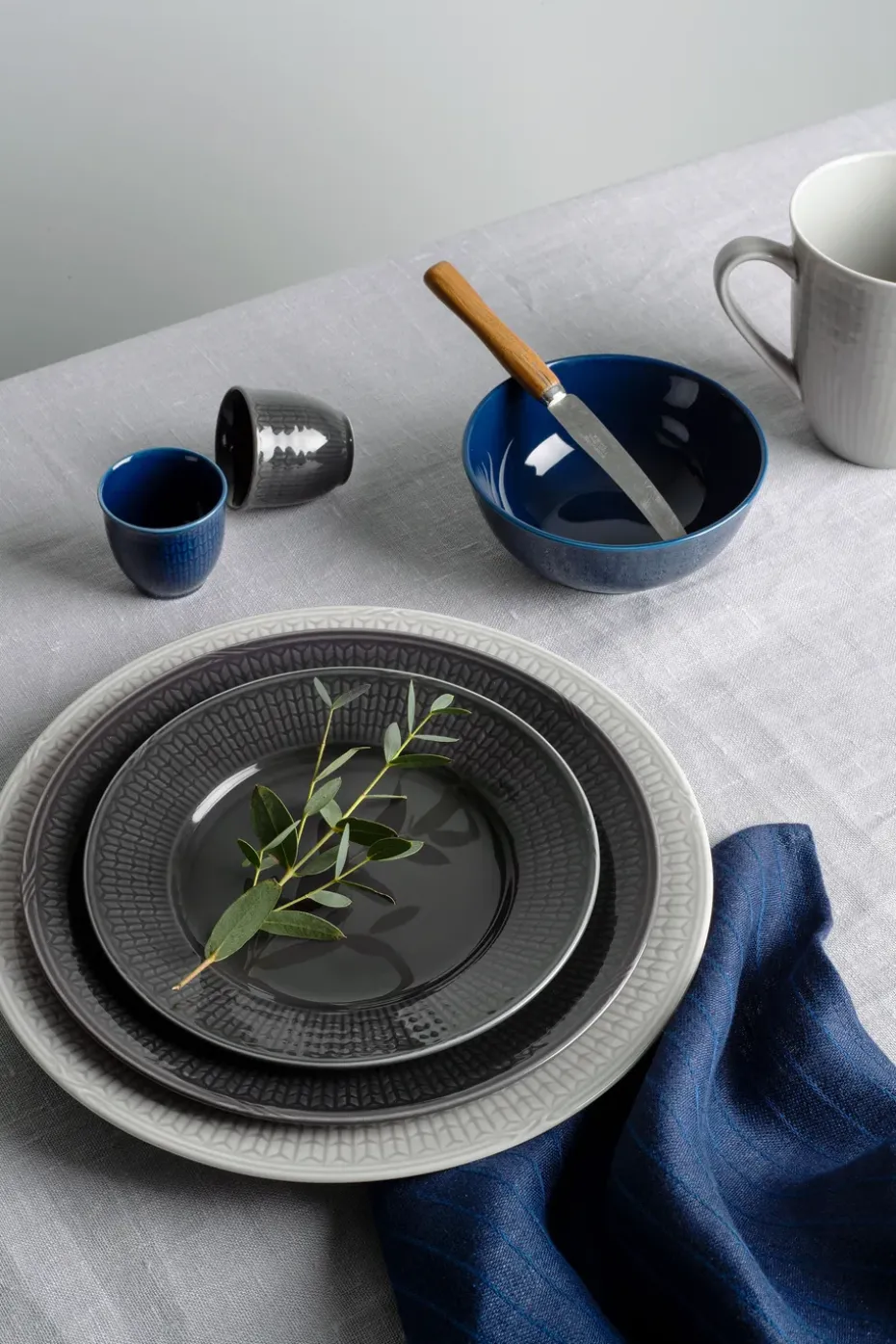 Swedish Grace diep bord Ø19 cm, stone (donker grijs)